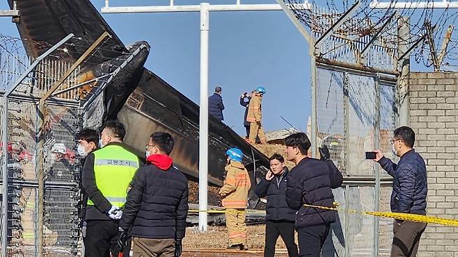 12월29일 오전 11시20분경 제주항공이 추락한 전남 무안군 망운면 무안국제공항 여객기 사고 현장. 무안공항 활주로 남쪽 끝, 여객기가 추락한 현장은 폭격당한 상황을 연상케 했다. 공항 외벽을 들이받은 사고 여객기는 겨우 동체 꼬리와 날개 부분만 멀쩡했지만 대부분은 형체 알 수 없을 정도로 일그러져 있었다. ⓒ시사저널 정성환