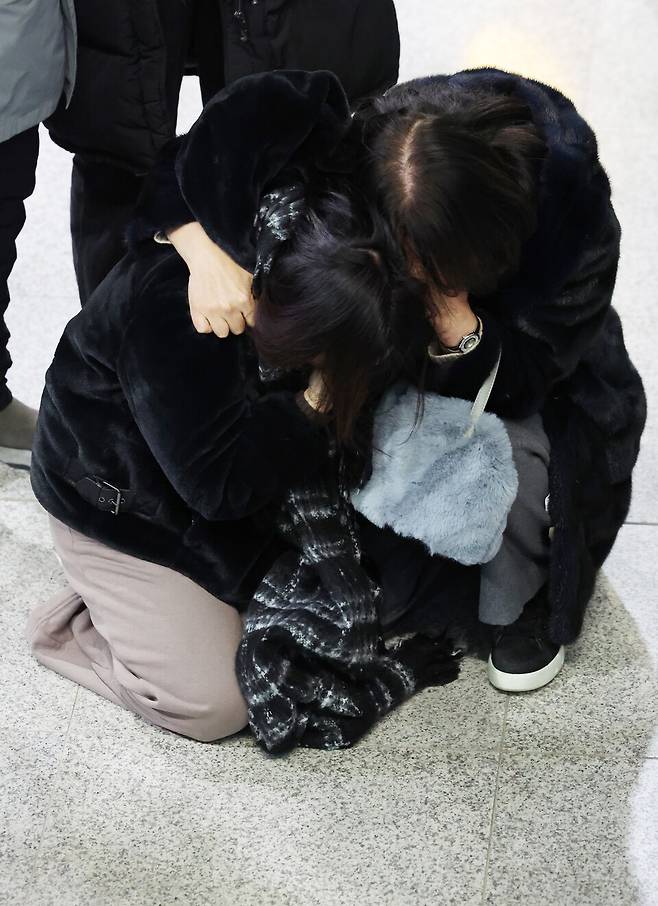 12월29일 전남 무안군 무안국제공항에서 제주항공 여객기 폭발사고 탑승객 가족들이 오열하고 있다. ⓒ 연합뉴스