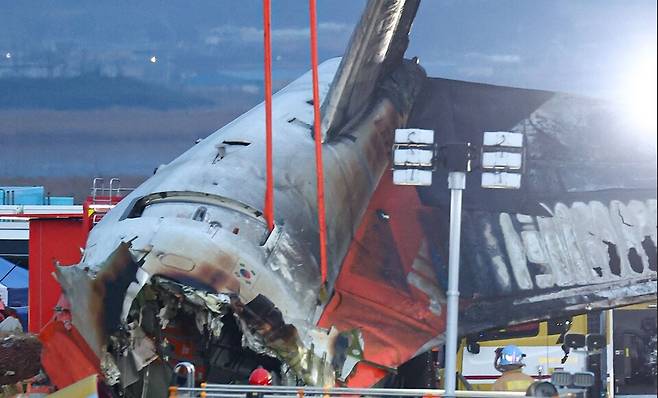 12월29일 전남 무안군 무안국제공항에서 발생한 제주항공 여객기 충돌 폭발 사고 현장에서 파손된 기체 후미가 크레인으로 옮겨지고 있다. ⓒ 연합뉴스