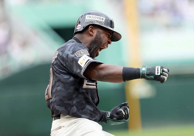 ▲ 올 시즌 공수주 모두에서 대활약하며 총액 180만 달러에 재계약한 기예르모 에레디아&nbsp; ⓒSSG랜더스