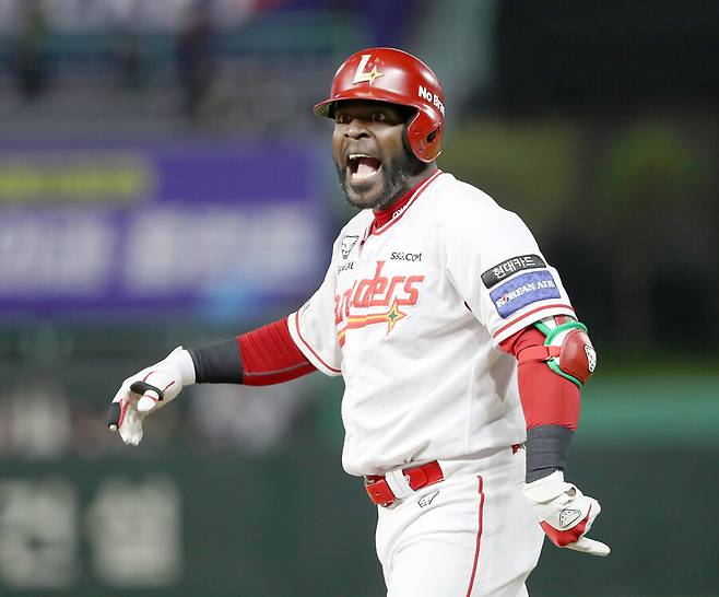 ▲ SSG에서 3년차 시즌을 맞이하는 에레디아가 내년에도 좋은 성적으로 재계약에 이른다면 구단 역사상 최고 외국인 타자 타이틀에 도전할 수 있다. ⓒSSG랜더스