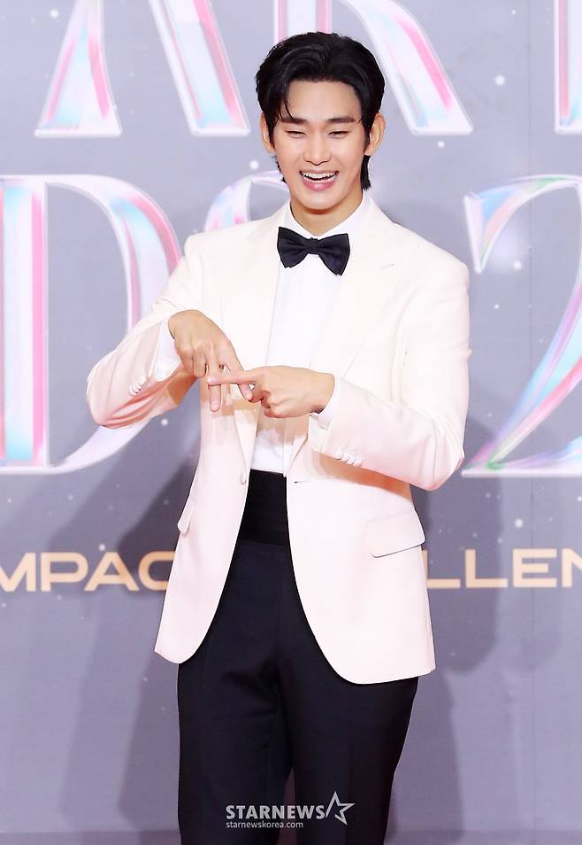 배우 김수현이 27일 오후 태국 방콕 임팩트 챌린저 홀 1-2(IMPACT Challenger Hall 1-2)에서 진행된 '제 9회 아시아 아티스트 어워즈'(The 9th Asia Artist Awards, 이하 'AAA 2024')' 레드카펫 행사에 참석해 포즈를 취하고 있다. /사진=김창현 chmt@