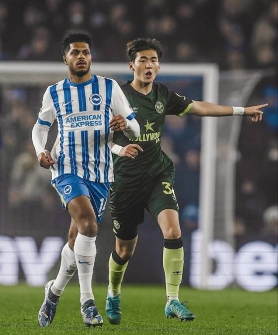 EPL 데뷔전을 치른 김지수(오른쪽). /사진=브렌트포드 SNS