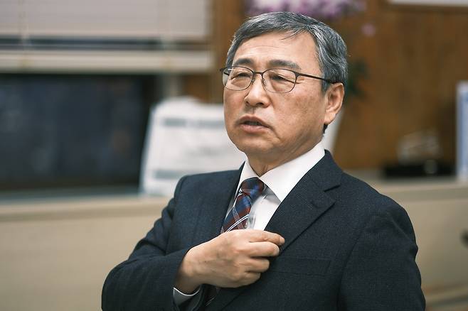 인터뷰 중인 정근식 서울시교육감 (서울=연합뉴스) 류효림 기자 = 정근식 서울시교육감이 지난 24일 서울시교육청에서 연합뉴스와 인터뷰하고 있다. 2024.12.29 ryousanta@yna.co.kr