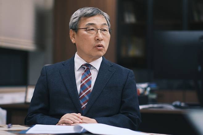 인터뷰 중인 정근식 서울시교육감 (서울=연합뉴스) 류효림 기자 = 정근식 서울시교육감이 지난 24일 서울시교육청에서 연합뉴스와 인터뷰하고 있다. 2024.12.29 ryousanta@yna.co.kr