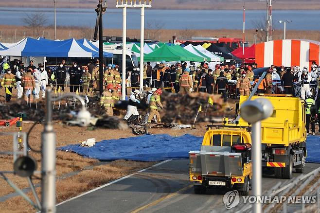 무안 제주항공 참사 현장 수색 (무안=연합뉴스) 서대연 기자 = 29일 전남 무안군 무안국제공항에서 발생한 제주항공 여객기 충돌 폭발 사고 현장에서 소방구급대원이 사고 현장을 수색하고 있다. 2024.12.29 dwise@yna.co.kr