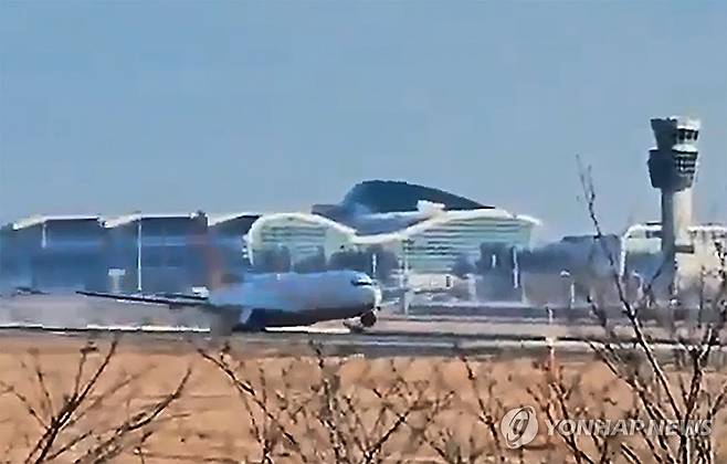 무안 공항에 동체 착륙하는 제주항공 항공기 (서울=연합뉴스) 29일 오전 9시 7분께 전남 무안국제공항에서 착륙 중이던 항공기가 활주로를 이탈해 울타리 외벽을 충돌하는 사고가 일어났다.
    사고가 난 항공기는 태국 방콕에서 출발해 무안으로 입국하던 제주항공 7C 2216편으로, 승객과 승무원 등 175명을 태우고 있었다.
    사진은 사고 항공기가 무안 공항 활주로에 동체 착륙을 하는 모습·2024.12.29 
    [독자 제공. 재판매 및 DB 금지] hkmpooh@yna.co.kr