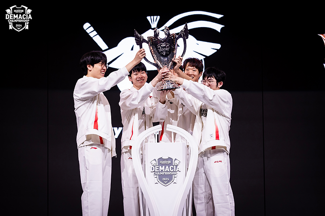 데마시아컵서 TES를 꺾고 우승을 차지한 애니원즈 레전드(사진=LPL)