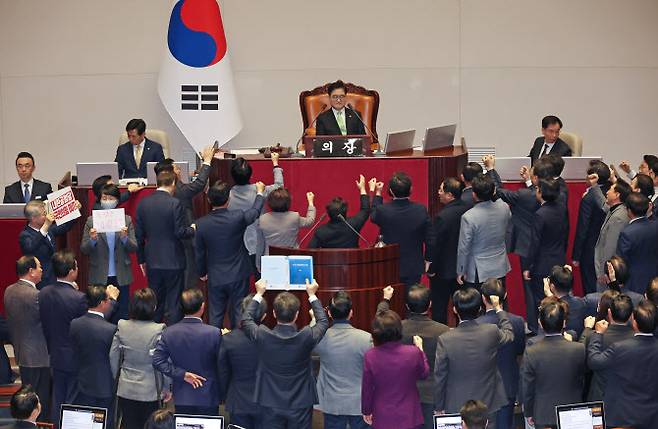 우원식 국회의장이 지난 27일 국회 본회의에서 한덕수 국무총리 탄핵소추안 가결 의결정족수에 대한 설명(재적의원 과반수 찬성)을 하자 국민의힘 의원들이 항의하고 있다.(사진=연합뉴스)