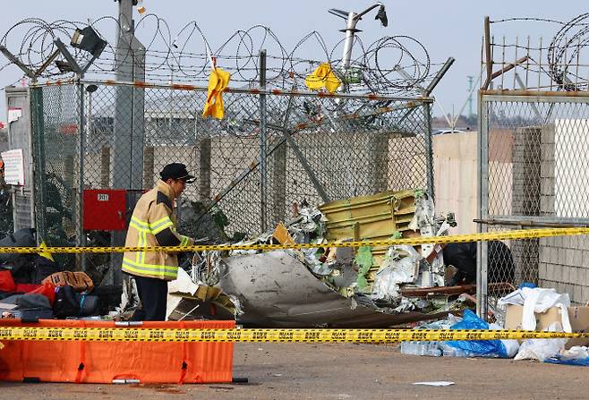 30일 오전 전남 무안군 무안국제공항 제주항공 여객기 충돌 폭발 사고 현장에 산산이 부서진 여객기 잔해가 놓여 있다. (사진=연합뉴스)