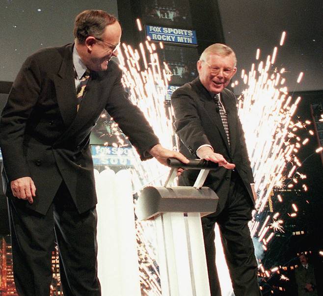 루돌프 줄리아니 전 미국 뉴욕 시장(왼쪽)과 찰스 돌란 전 케이블비전 시스템즈 회장.  (사진=AFP)