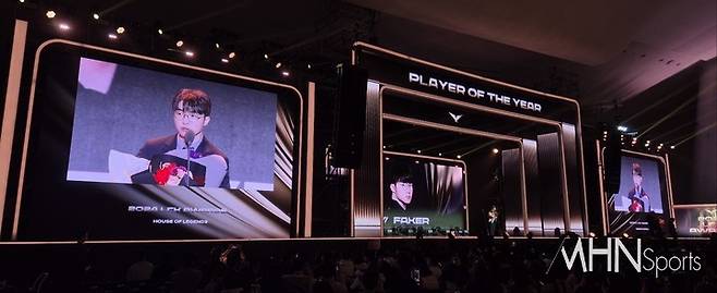 29일 서울 동대문디자인플라자(DDP)에서 열린 '2024 LCK 어워드'에서 '올해의 선수상(PLAYER OF THE YEAR)'을 수상하며 소감을 밝히는 T1 페이커