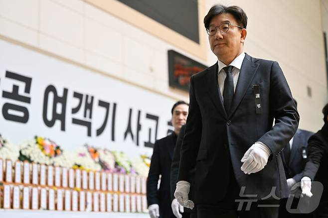 권성동 국민의힘 당대표 권한대행 겸 원내대표가 30일 전남 무안군 무안종합스포츠파크에 마련된 제주항공 여객기 사고 희생자 합동분향소를 찾아 조문을 마치고 이동하고 있다. (공동취재) 2024.12.30/뉴스1 ⓒ News1 김민지 기자