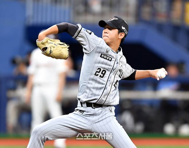 한화 좌완불펜 황준서가 고척스카이돔에서 열린 2024 프로야구 키움히어로즈와 한화이글스의 경기 8회말 와이스에 이어 등판하고 있다. 한화가 3-2로 앞서있다. 고척 | 강영조기자 kanjo@sportsseoul.com