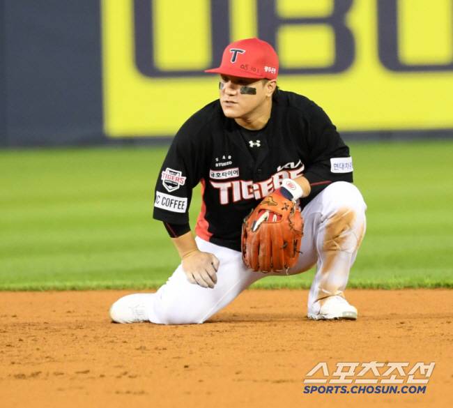 9일 잠실구장에서 열린 LG 트윈스와 KIA 타이거즈의 경기. 4회말 1사 LG 문성주 타구를 실책한 KIA 2루수 김선빈이 아쉬워하고 있다. 잠실=박재만 기자 pjm@sportschosun.com/2024.07.09/