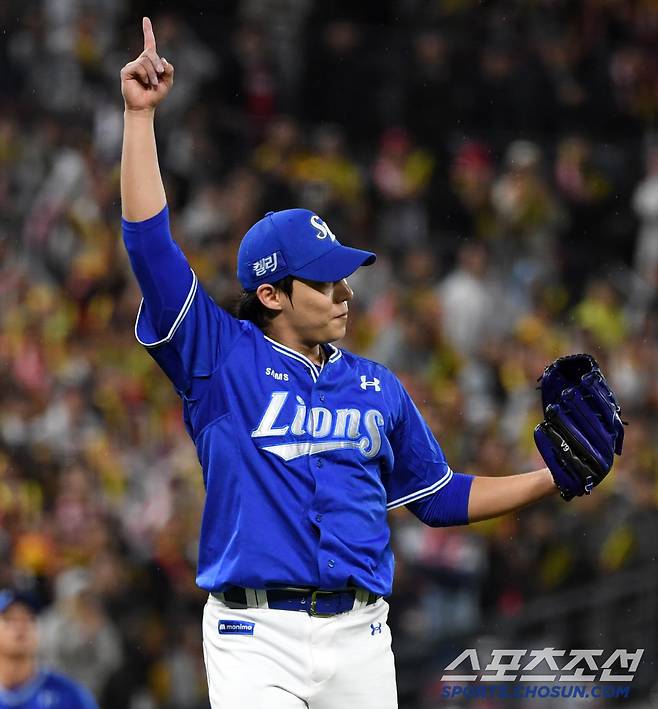 21일 광주 기아챔피언스필드에서 열린 한국시리즈 1차전 KIA 타이거즈와 삼성 라이온즈의 경기. 3회말 2사 3루 KIA 소크라테스를 뜬공 처리한 삼성 선발 원태인이 환호하고 있다. 광주=박재만 기자 pjm@sportschosun.com/2024.10.21/
