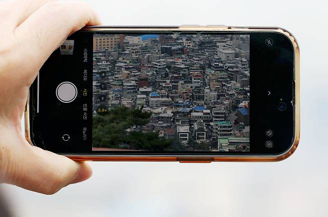 서울과 경기 지역 빌라 임대 시장의 월세 비율이 올해 처음으로 50%를 넘어섰다. 전세 사기 여파로 전세가 월세로 전환 중이기 때문이다. 외국인 세입자들은 사기범들에게 더 취약하다. 사진은 서울 남산에서 바라본 빌라 밀집 지역. /뉴시스