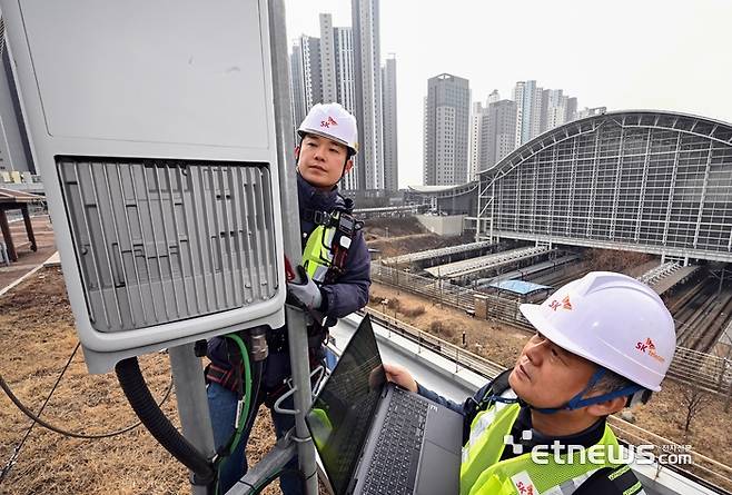 SK텔레콤 엔지니어들이 기지국 안테나 점검을 하고 있다.