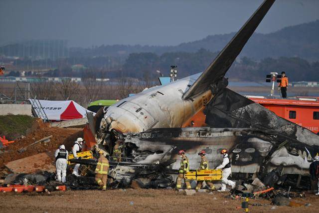 29일 전남 무안국제공항에서 소방당국 관계자들이 '제주항공 2216편 추락 참사' 현장을 수습을 하고 있다. 무안=박시몬 기자