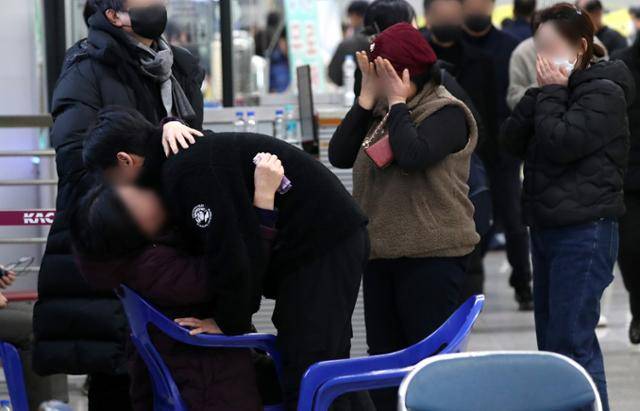 '제주항공 2216편 추락 참사' 이튿날인 30일 오전 전남 무안국제공항 대합실에서 유가족들이 슬픔에 잠겨 있다. 무안=뉴스1