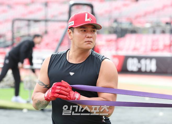 SSG 추신수가 1일 오후 수원 케이티위즈파크에서 열리는 KT와의 2024 프로야구 5위 결정전(타이브레이커·Tiebreaker)을 앞두고 훈련하고 있다. 수원=정시종 기자 /2024.10.01.