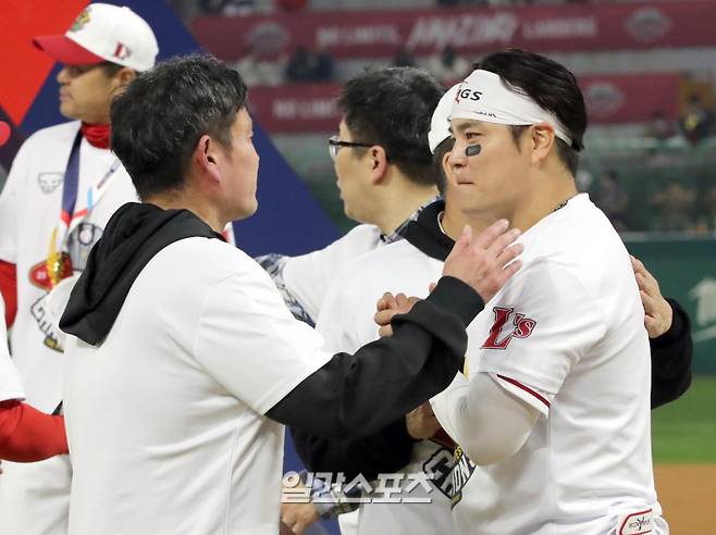 "키움 히어로즈와 SSG 랜더스가 8일 오후 인천 SSG랜더스필드에서 ‘2022 KBO리그 포스트시즌’ 한국시리즈 6차전 경기를 펼쳤다. SSG가 4-3으로 승리하고 한국시리즈 우승을 차지했다. 정용진 구단주가 추신수와 얘기하고 있다. 인천=정시종 기자 /2022.11.08."