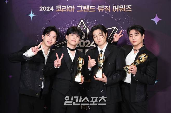 [2024 KGMA] 그룹 DAY6(데이식스)가 17일 인천 중구 운서동 인스파이어 아레나에서 열린 '2024 코리아그랜드뮤직어워즈(KGMA)' 둘째날 송데이에서 베스트 밴드, 베스트 송, 2024 그랜드 퍼포머 데이식스 수상 후 트로피를 세리머니를 하고 있다. 일간스포츠(이데일리M)가 주최하고 KGMA 조직위원회가 주관하는 '2024 KGMA'는 올해 창간 55주년을 맞은 일간스포츠가 대한민국 대중음악계에 새로운 패러다임을 제시하기 위해 새롭게 개최하는 시상식으로 16, 17일 이틀간 펼쳐졌다. 영종도(인천)=KGMA특별취재반 /2024.11.17/