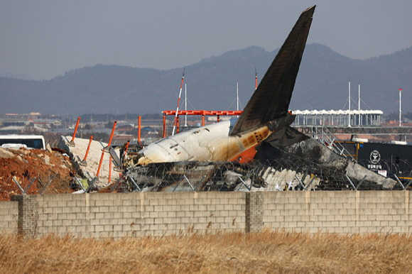 제주항공 참사가 나기 이틀 전 제주항공 여객기에 시동이 꺼지는 일이 발생했다는 증언이 나왔다.사진은 지난 29일 오후 전남 무안군 무안국제공항에서 발생한 항공기 폭발사고 현장에서 소방대원들이 구조작업을 펼치고 있는 모습. [사진=연합뉴스]