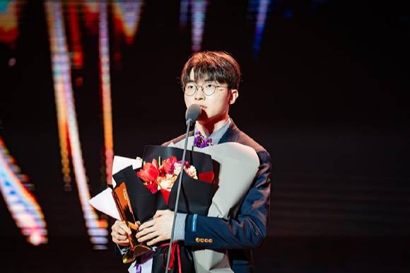 '올해의 선수'로 선정된 T1 '페이커' 이상혁 선수. [사진=LCK]