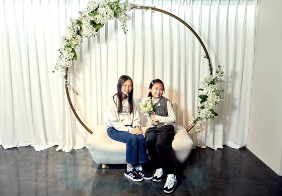 소중 학생기자단이 예식장 신부 대기실처럼 꾸며진 곳에서 서울 시민의 결혼문화 변천사는 대한민국 역사의 굵직한 사건들과도 깊은 관련이 있다는 사실을 정리했다.