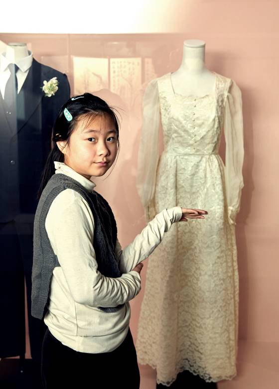 1970년대 웨딩드레스를 살펴본 윤근혜 학생모델. 이 시기는 섬유 산업의 발달로 레이스 소재 웨딩드레스가 사랑받았다.