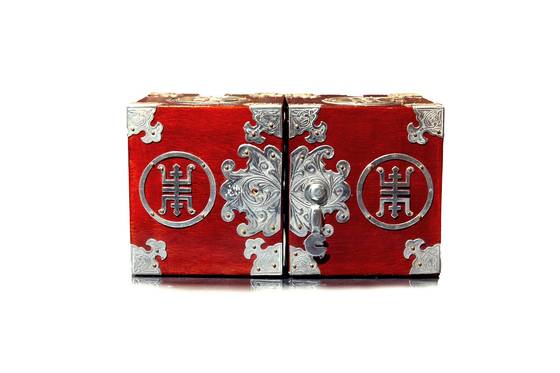 결혼 예물로 받은 보석 세트를 보관하던 패물함. 결혼 예물은 1970~80년대 이후 패물·핸드백·화장품 등으로 다양해졌다.