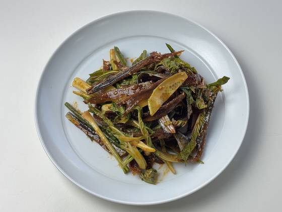 과메기를 처음 맛보는 사람이라면 초장에 양념을 더해 무쳐낸 무침을 추천한다. 사진 이정웅