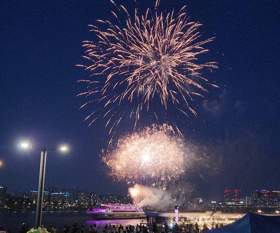 2024 한강페스티벌의 일환으로 진행한 한강불꽃크루즈. [사진 서울시]