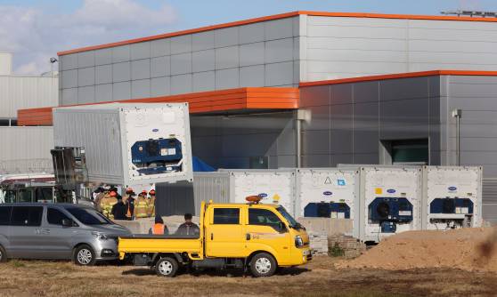 30일 전남 무안군 무안국제공항 제주항공 여객기 참사 임시 안치소 앞에 냉동 컨테이너가 옮겨지고 있다. 연합뉴스