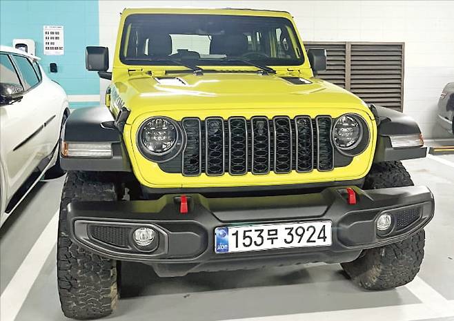 지프 랭글러 루비콘 4도어는 6년 만에 부분 변경을 거쳐 더욱 세련된 모습으로 돌아왔다.  신정은 기자