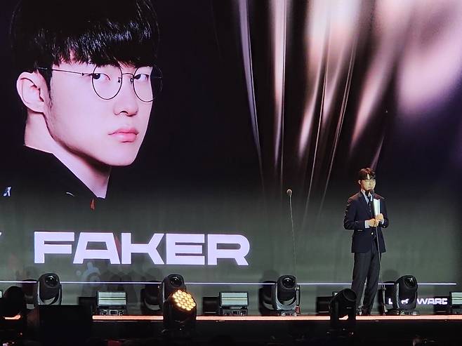 Lee "Faker" Sang-hyeok speaks after receiving the award for Mid of the Year during the 2024 LCK Awards held in Jung-gu, Seoul, Sunday. (Lee Yoon-seo/The Korea Herald)