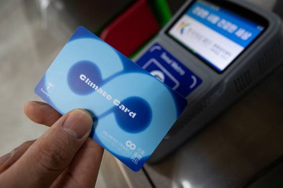 A person tags the Climate Card pass at subway terminal in Yeuido station. [NEWS1]