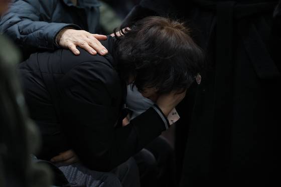 A bereaved family member of the passengers on board the Jeju Air flight that crashed at Muan International Airport breaks down in tears at the waiting room of the airport after hearing news of the confirmed deaths on Dec. 29. [YONHAP]