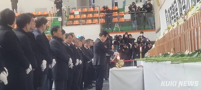 정부는 또 다음 달 4일 자정까지 7일간 국가애도기간으로 정하고, 축제 등 행사를 취소하거나 간소화 할 것을 당부했으며, 무안공항과 전남, 광주, 서울, 세종 등 17개 시도에 합동분향소를 운영하고, 전 부처와 지자체, 공공기관들은 조기를 게양하고 공직자는 애도 리본을 패용키로 했다. 무안스포츠파크에 마련된 합동분향소를 찾아 참배하는 김영록 전남도지사. 사진=신영삼 기자