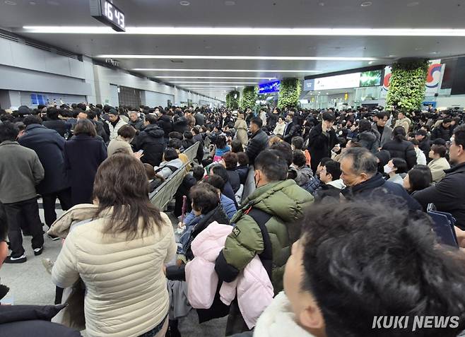 무안공항 제주항공 여객기 참사 유가족들은 30일 유족협의회를 발족하고, 시신이 모두 확인되기 전까지는 장례 절차를 멈춰달라고 호소했다. 29일 밤 신원이 확인된 사망자 명단이 처음 공개됐다. 사진=신영삼 기자