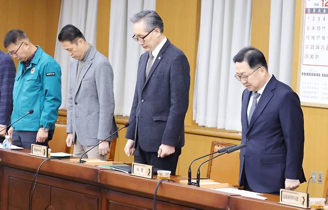(왼쪽부터) 대전시 임묵 시민안전실장, 한치흠 기획조정실장, 유득원 행정부시장, 이장우 시장이 30일 무안공항 참사 애도를 표하고 있다. 대전시&nbsp;