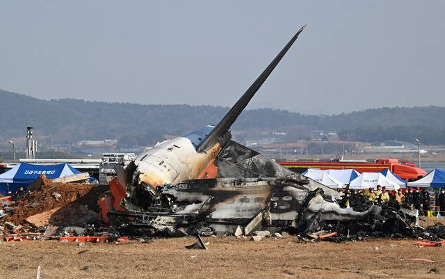 무안국제공항에서 여객기가 추락한 29일 잔해가 공항 활주로 끝 편에 남아 있다. 이번 사고는 버드스트라이크로 인한 랜딩기어 불발로 추정된다. 항공기는 전소하였고 탑승했던 승객과 승무원 181명 중 승무원 2명만 구조됐다. 최현규 기자