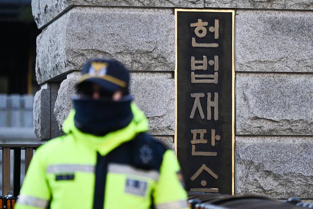 윤석열 대통령의 탄핵심판 첫 변론준비기일을 하루 앞둔 지난 26일 서울 종로구 헌법재판소 앞에 경찰 병력이 경계 근무를 서고 있다. 윤웅 기자