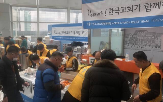 전남 무안노회 목회자들을 중심으로 한 한국기독교연합봉사단이 30일 무안공항 2층에서 물과 빵, 위생용품 등을 유가족 등에게 나눠주고 있다.