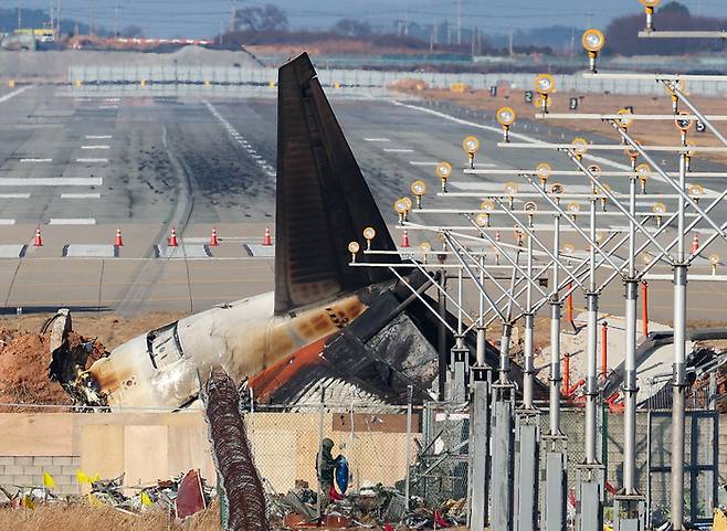 제주항공 참사, 활주로에 남겨진 동체 착륙 흔적  [사진 = 연합뉴스]