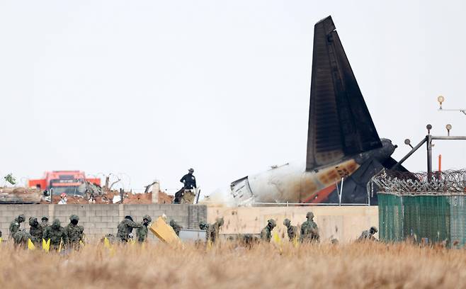 30일 전남 무안국제공항에서 육군 특전사 병력이 전날 발생한 제주항공 여객기 충돌 폭발 사고 잔해를 수색하고 있다. /사진=뉴시스