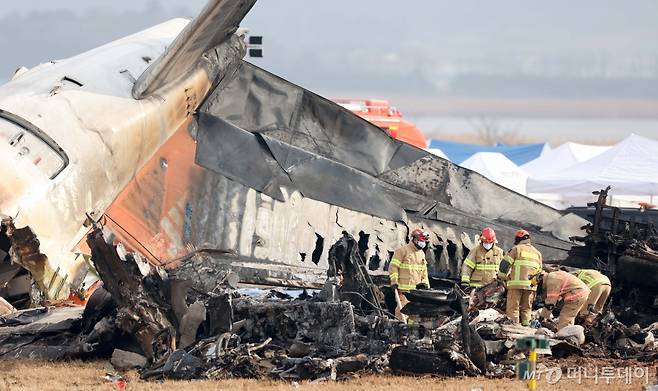 30일 전남 무안국제공항에서 소방대원들이 전날 발생한 제주항공 여객기 충돌 폭발 사고 잔해를 수색하고 있다./사진=뉴시스