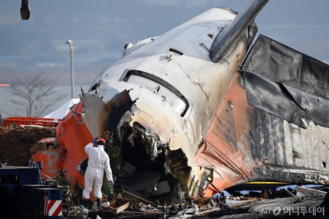 (무안=뉴스1) 김성진 기자 = 30일 오전 전남 무안국제공항에서 소방대원들이 전날 발생한 제주항공 여객기 충돌 폭발 사고 잔해를 수색하고 있다. (공동취재) 2024.12.30/뉴스1  Copyright (C) 뉴스1. All rights reserved. 무단 전재 및 재배포,  AI학습 이용 금지. /사진=(무안=뉴스1) 김성진 기자