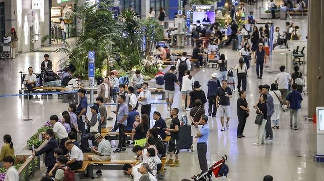 인천공항이 사람들로 붐비고 있다.[뉴시스]